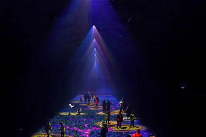 Floor projection paint art display