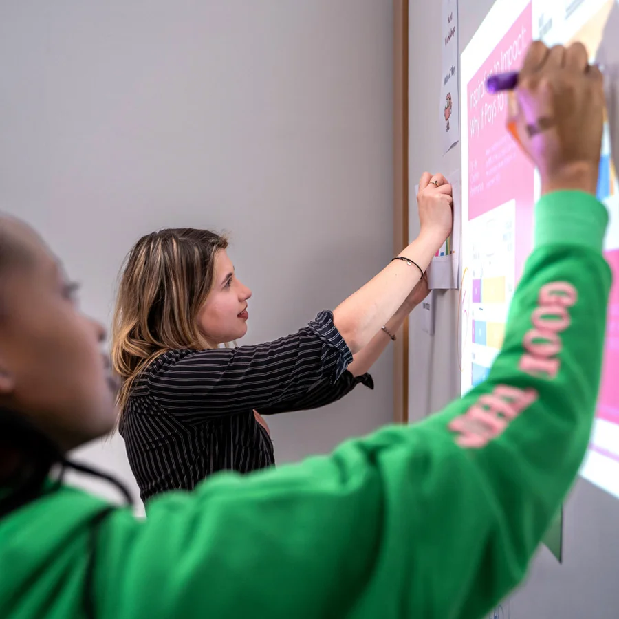Magnetic projector screen surface for brainstorming with teams