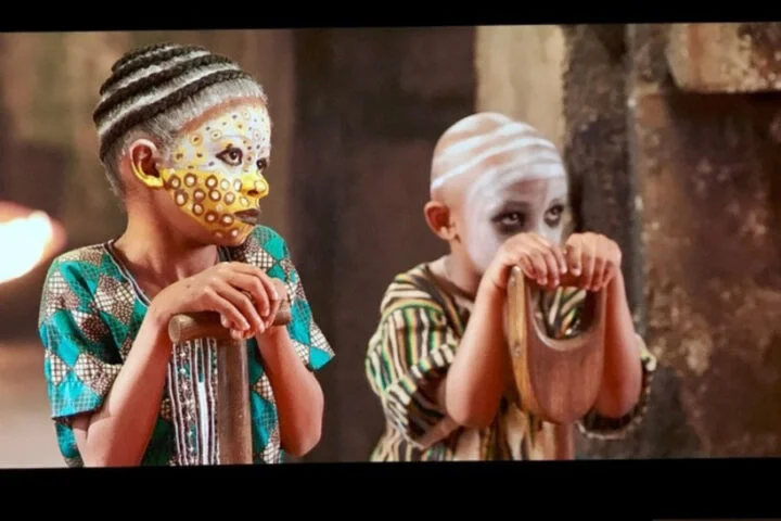 Black projector screen paint for movie projection