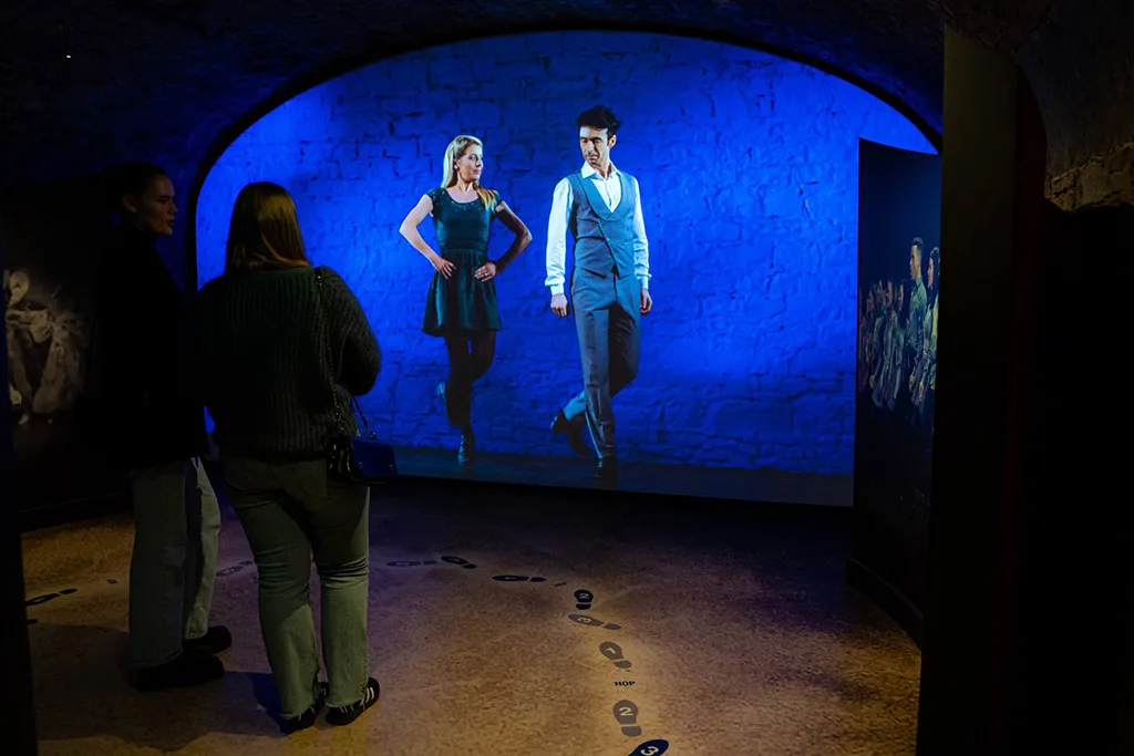 Ultra high contrast projection paint at EPIC Museum - projection mapping